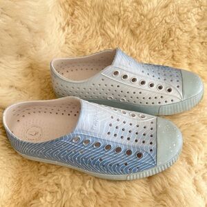 Blue wavy Bloom Print Native Jefferson Kids Shoe size 3